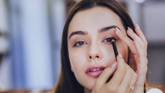 Cara Cegah Eyeliner Luntur, Biar Gak Bikin Mata Panda!
