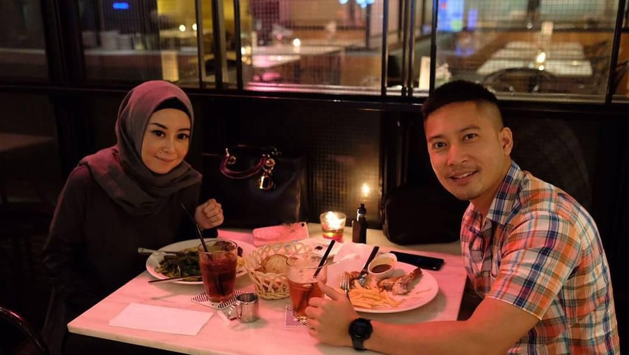 Ayu Azhari dan suaminya, Mike harus pisah ranjang karena virus Corona. 7 selebriti lainnya juga terpaksa pisah ranjang di tengah wabah Corona. 