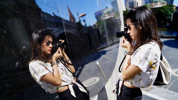 Tidak Hanya Luwes Dipotret, 5 Selebriti Wanita Ini Juga Jago Fotografi!