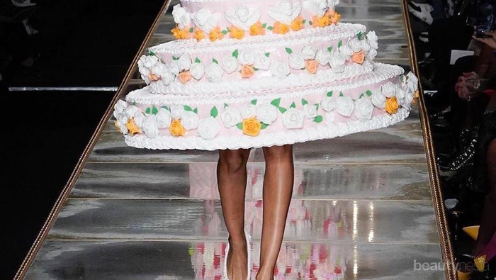 Cake Dresses, Brand Ternama Moschino Obsesi Marie Antoinette Padukan Kue dan Fashion!