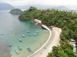 Tengok Indahnya Pantai Karanggongso Trenggalek