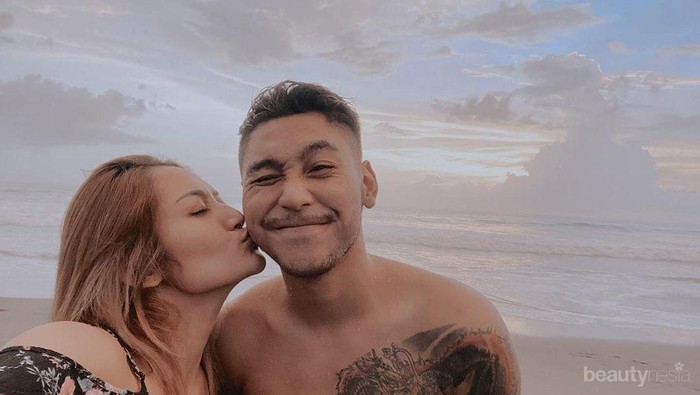 Hampir Setahun Menikah, Begini Foto Kebersamaan Siti Badriah dan Suami