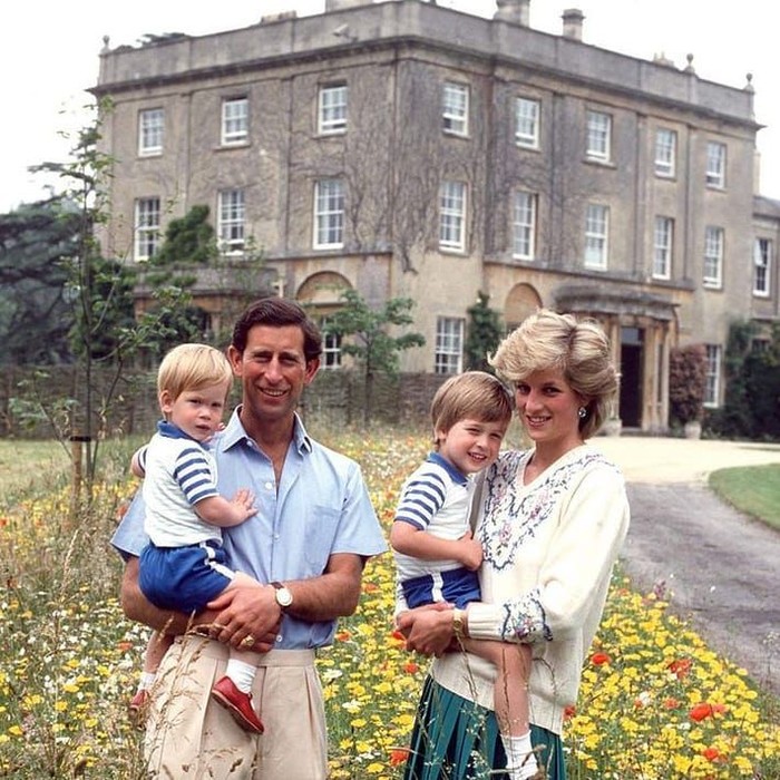 Putri Diana dan Pangeran Charles bersama William dan Harry
