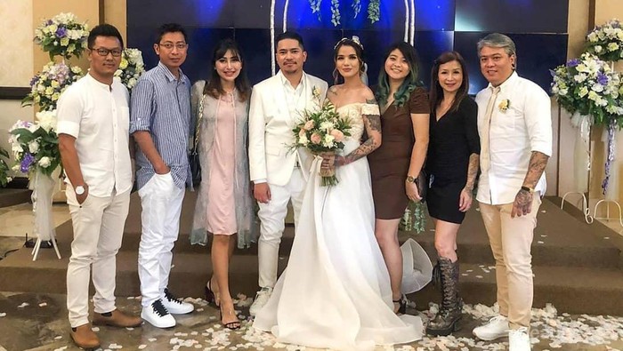 7 Potret Bahagia Pernikahan Sheila Marcia dan Dimas Akira di Bali