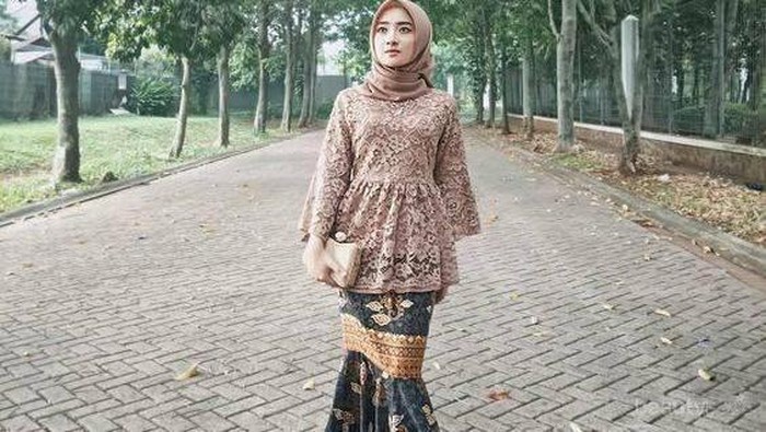 5 Inspirasi Padupadan Atasan dengan Bawahan Kain Batik untuk Kondangan 5 Inspirasi Padupadan Atasan dengan Bawahan Kain Batik untuk Kondangan