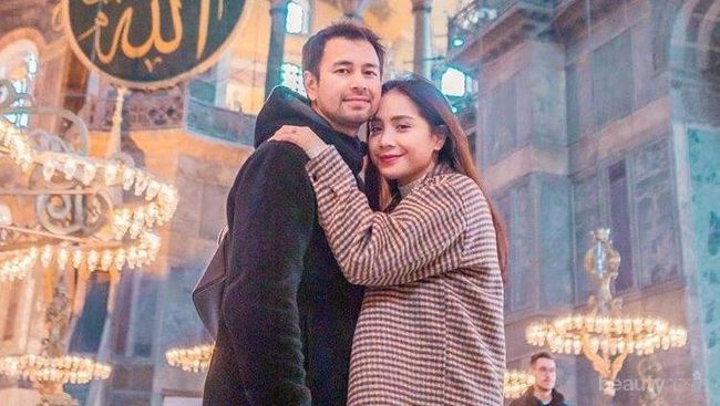 Mesra Berdua  Ini 7 Potret Romantis Raffi Ahmad dan Nagita 