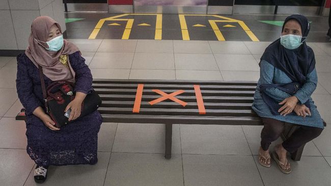 Calon penumpang kereta MRT Jakarta duduk di bangku yang telah diberi stiker panduan jarak antarpenumpang saat menunggu datangnya kereta di Stasiun MRT Blok M, Jakarta, Jumat (20/3/2020). Sebagai tindakan pencegahan penyebaran virus Corona atau COVID-19, pemerintah telah memberikan arahan kepada seluruh masyarakat untuk mulai menerapkan praktik 