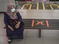 FOTO: Jaga Jarak, Cegah Corona di Ruang Publik