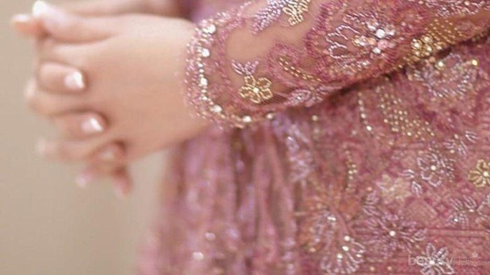 Cantik dan Anggun! Ini Dia Desain Kebaya Vera Kebaya yang Dikenakan Artis