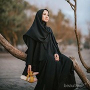 6 Inspirasi Gaya Hijab Syar'i ala Laudya Cynthia Bella yang Simpel dan Elegan