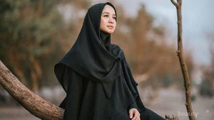 6 Inspirasi Gaya Hijab Syar'i ala Laudya Cynthia Bella yang Simpel dan Elegan