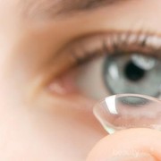 Langkah Memasang dan Melepas Softlens yang Harus Kamu Tahu