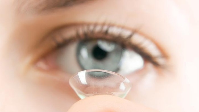 Langkah Memasang dan Melepas Softlens yang Harus Kamu Tahu