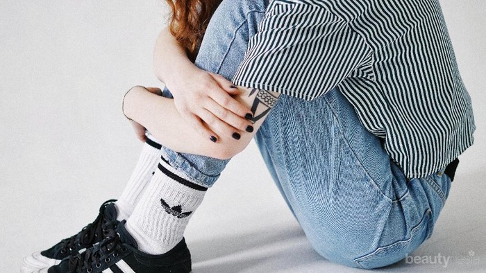 Gak Selalu Boyish! Look Menggunakan Sepatu Sneakers Wanita Ini Juga Keren Kok