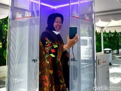 Risma Pamerkan Bilik Disinfektan Cegah Corona ke Sekjen PDIP