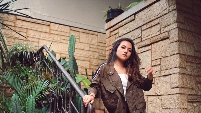 Tiru Outfit ke Kampus Anti Ribet ala Marsha Aruan, Stylish Banget!