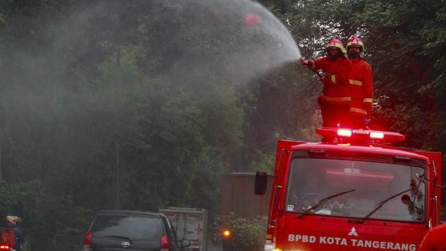 Berikut daftar sejumlah ruas jalan di Jakarta yang terimbas rekayasa lalu lintas (lalin) akibat penyemprotan disinfektan, Minggu (22/3).