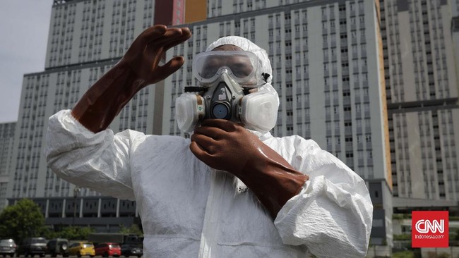 Petugas Palang Merah Indonesia (PMI) bersiap melakukan penyemprotan cairan disinfektan pada Wisma Atlet di Kemayoran, Jakarta, Sabtu (21/3/2020). Pemerintah menyiapkan Wisma Atlet Kemayoran sebagai rumah sakit darurat penanganan virus COVID-19 serta akan menjadi rumah isolasi bagi pasien yang rencannya akan digunakan pada hari ini, Sabtu (21/3/2020).