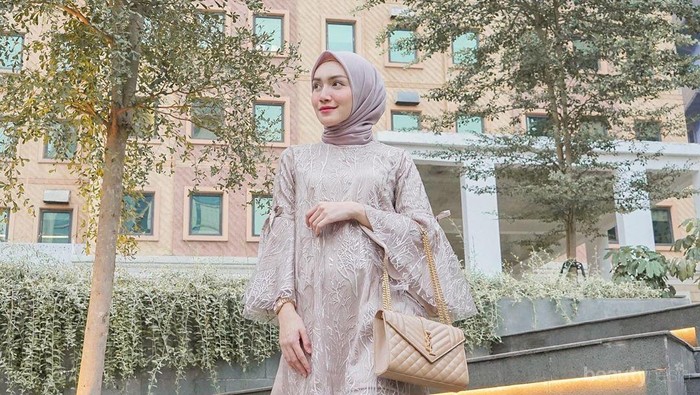 5 Tren Model Baju Tunik Motif 2020, Contek Idenya dari Melody Prima 5 Tren Model Baju Tunik Motif 2020, Contek Idenya dari Melody Prima