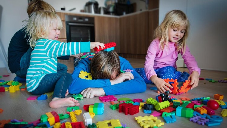 11 Tips Melatih Anak Rawat Mainan agar Tak Mudah Hilang Seringnya, anak-anak suka meletakkan mainan di mana saja. Tak jarang, mainan mereka pun hilang entah di mana. Bagaimana ya cara agar anak bisa merawat mainan?