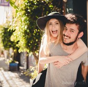 Mau Tampil Kompak Bareng Pacar? Gak Cuma Baju, Fashion Item Ini Bisa Jadi Pilihan!