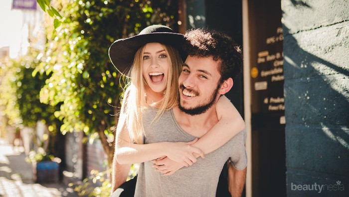 Mau Tampil Kompak Bareng Pacar? Gak Cuma Baju, Fashion Item Ini Bisa Jadi Pilihan!