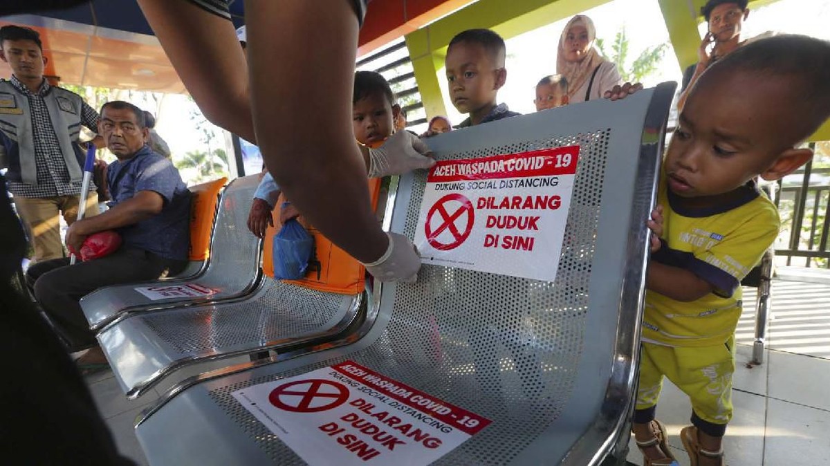 FOTO: Jaga Jarak, Cegah Corona di Ruang Publik