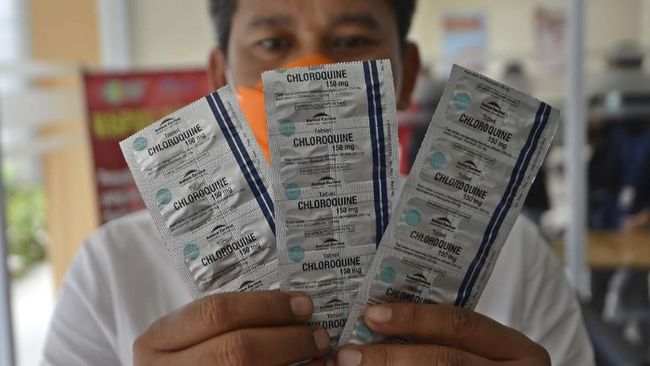 Petugas menunjukkan obat Chloroquine yang akan diserahkan kepada RSPI Sulianti Saroso di Jakarta, Sabtu (21/3/2020). Kementerian BUMN menyerahkan sebanyak 1.000 butir Chloroquine kepada RSPI Sulianti Saroso sebagai simbol bahwa pemerintah bergerak untuk menangani penyebaran virus corona (COVID-19). ANTARA FOTO/Aditya Pradana Putra/pras.