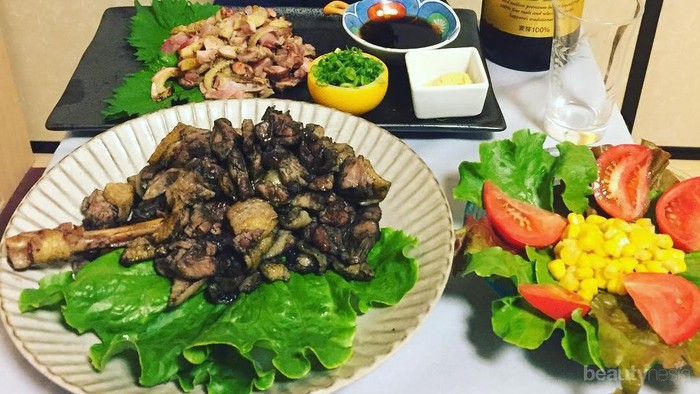 Kawaii! Ini Dia Maro, Cat Cosplay yang Setia Menemani Pemiliknya di Meja Makan