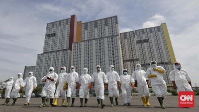 Petugas Palang Merah Indonesia (PMI) bersiap melakukan penyemprotan cairan disinfektan pada Wisma Atlet di Kemayoran, Jakarta, Sabtu (21/3/2020). Pemerintah menyiapkan Wisma Atlet Kemayoran sebagai rumah sakit darurat penanganan virus COVID-19 serta akan menjadi rumah isolasi bagi pasien yang rencannya akan digunakan pada hari ini, Sabtu (21/3/2020).