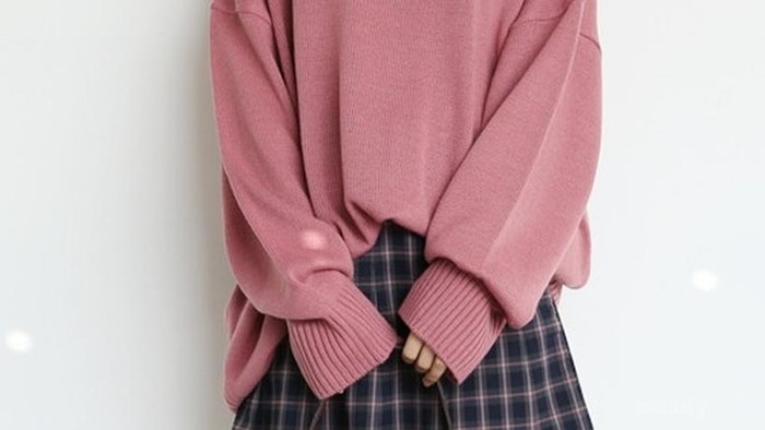Bisa Bikin Kamu Terlihat Gemas, Cobain Style Sweater Kedodoran ala Korea