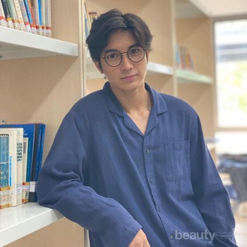 Bikin Cewek Terpesona, Begini Kerennya Junior Roberts Pakai Kacamata
