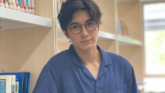 Bikin Cewek Terpesona, Begini Kerennya Junior Roberts Pakai Kacamata