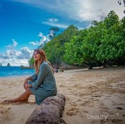 Cantik Memesona, Ini Potret Aurel Hermansyah Kunjungi Pantai 3 Warna