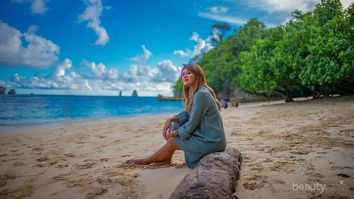 Cantik Memesona, Ini Potret Aurel Hermansyah Kunjungi Pantai 3 Warna