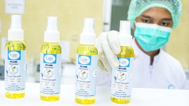 Mahasiswa jurusan farmasi Universitas Buana Perjuangan (UBP) memeriksa botol kemasan berisi cairan antiseptik pembersih tangan atau 