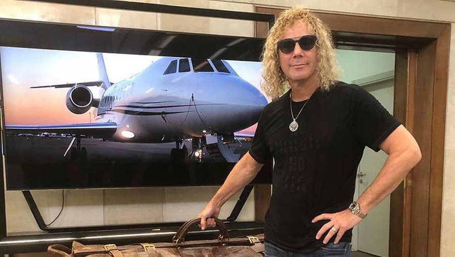 Keyboardis band Bon Jovi yaitu David Bryan dinyatakan positif virus corona dan sudah dikarantina selama 1 minggu.