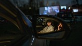 FOTO: Berkah Corona untuk Bioskop Drive-In Korea Selatan Bioskop kendara alias drive-in cinema menuai untung kebanjiran penonton usai bioskop konvensional tutup karena wabah Covid-19.