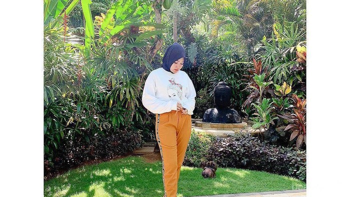 5 Potret Via Vallen Pakai Hijab, Tambah Cantik dan Bikin Hati Adem!