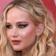 Tren 2020: Beyonce Hingga Rihanna Ikut Tren Tindik Asimetris, Tertarik?