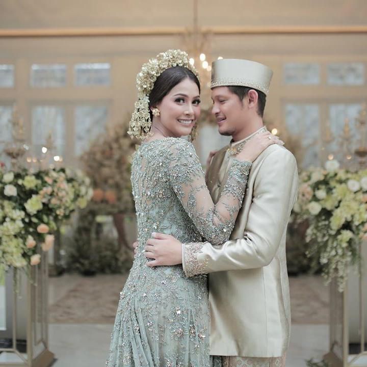 <p>Meski digelar sederhana, pernikahan Syamsir dan Bunga begitu sakral. Resepsi pernikahan sendiri harus ditunda karena pandemi virus Corona. (Foto: Instagram @weddingkuconcierge)</p>