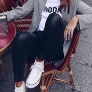 Inspirasi Outfit Casual Dilengkapi Sepatu Converse Untuk ke Kantor