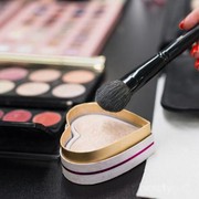 4 Rekomendasi Highlighter Terbaik yang Bikin Wajah Terlihat Glowing Alami