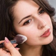 Bedak Tabur Lokal dengan Butiran Halus Hasil Makeup Flawless