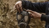 FOTO: Sisa-sisa Pertempuran ISIS di Suriah Petani yang kembali ke desa Baghouz, Suriah, menemukan sejumlah yang benda diyakini sisa pertempuran anggota ISIS.