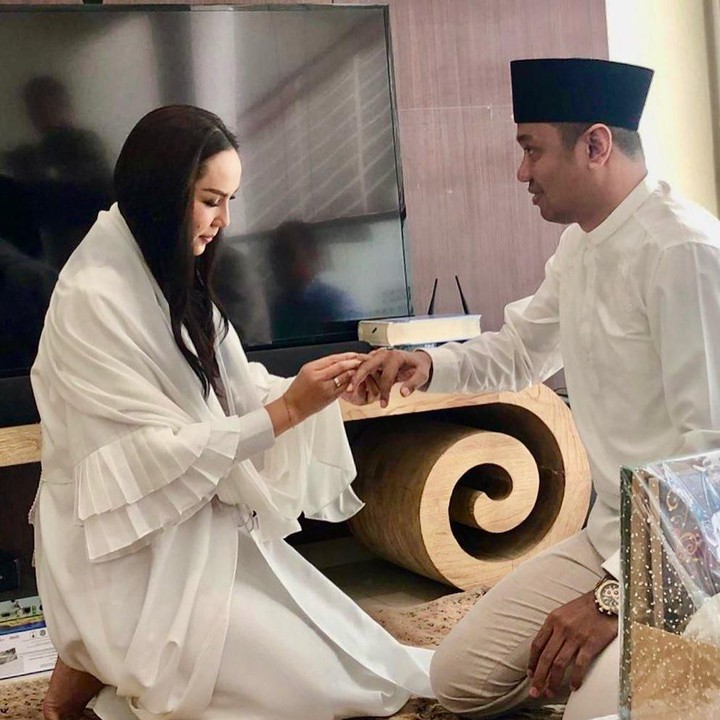 <p>Pernikahan mereka digelar pada Selasa (17/3/2020), Bunda. Tampak Kalina dan Insank serasi mengenakan baju putih. (Foto; Instagram: @kalinaocktaranny)</p>