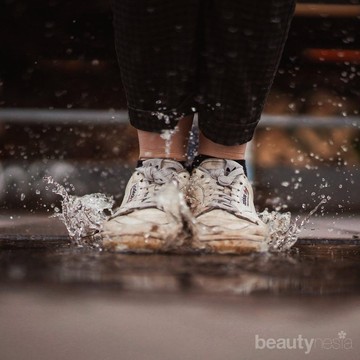 Sepatu Basah Kehujanan? Ini Cara Cepat Mengatasinya