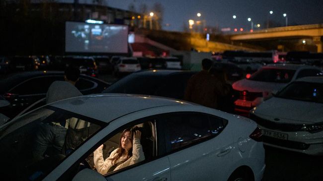 Bioskop kendara atau drive-in cinema menuai cuan berkat bioskop konvensional tutup akibat wabah corona di Korea Selatan.