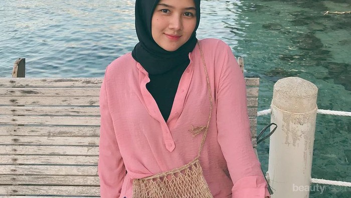 Inspirasi Gaya Hijab Simpel dan Praktis ala Una Maulina Calon Istri Sahrul Gunawan