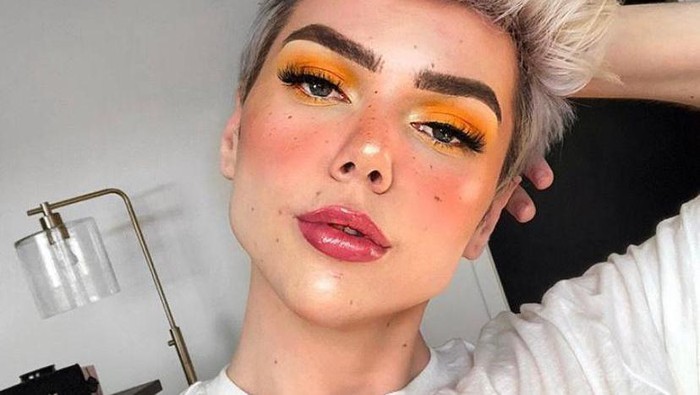 Bukan Hanya Perempuan, 5 Beauty Vlogger Pria Ini Juga Jago Dandan Lho!